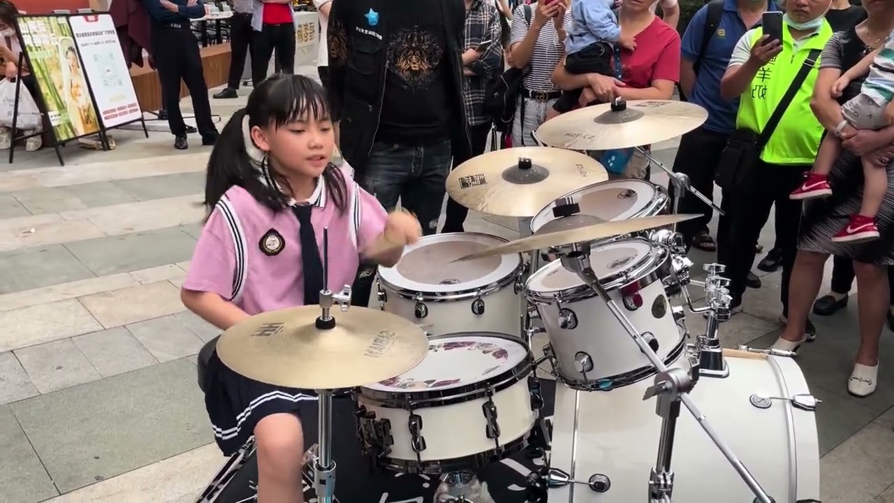 妞妞街头打鼓，笑容甜美可爱，《有谁可以》歌曲好听