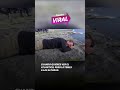 😳🌊 Padre se arrastra para disfrutar del Atlántico junto a su hija | #LaRazónViral