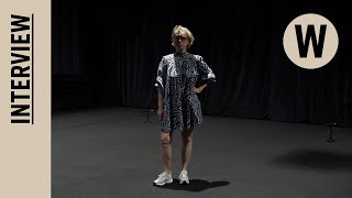 WFW 2021 Eszter Salamon MONUMENT 0.6: HETEROCHRONIE
https://www.festwochen.at/monument-0-6-heterochronie
Archive verweisen nicht bloß auf die Vergangenheit, sondern strukturieren die Vorstellung von Zukunft. Die in Paris, Berlin und Brüssel verortete Künstlerin und Performerin Eszter Salamon praktiziert Choreografie als eine widerständige Praxis gegenüber kanonisiertem Wissen. Die A-cappella-Performance MONUMENT 0.6: HETEROCHRONIE basiert auf zwei Recherchen: zu Mumifizierungstechniken, die in den Kapuziner-Katakomben von Palermo bis 1920 praktiziert wurden, einerseits und zu sizilianischer Musik andererseits. Salamon verbindet Verabschiedungsrituale und aufständische Energie, Tableau vivant und Revolutionsgesang, Lebendige und Tote. Eine Montage aus akustischen Körpern, choreografierten Skulpturen und polyfonen Melodien lässt die Bühne zum Imaginationsraum neuer Wirklichkeiten werden, zu einem lebendigen Monument. Durch die Verbindung der Gegenwart mit verschiedenen historischer Zeitstränge und Praktiken stellt diese Arbeit einen Widerstand gegen das Vergessen dar.
Archives do more than reference the past: they also structure our idea of the future. Artist and performer Eszter Salamon lives in Paris, Berlin and Brussels, and sees choreography as a resistant practice to the canon of knowledge. The a cappella performance MONUMENT 0.6: HETEROCHRONY is based on two research studies: on the one hand, the mummification techniques that were common practice in the Capuchin catacombs of Palermo until 1920; and, on the other, Sicily’s music. Salamon combines leave-taking rituals and insurgent energy, tableau vivant and revolutionary songs, the living and the dead. A montage of acoustic bodies, choreographed sculptures and polyphonic melodies transforms the stage into an imaginary space for new realities, a living monument. By linking the presence withvarious historical time strands and practices, the work takes a stand against oblivion.
#festwochen2021 WFW 2021 Eszter Salamon MONUMENT 0.6: HETEROCHRONIE