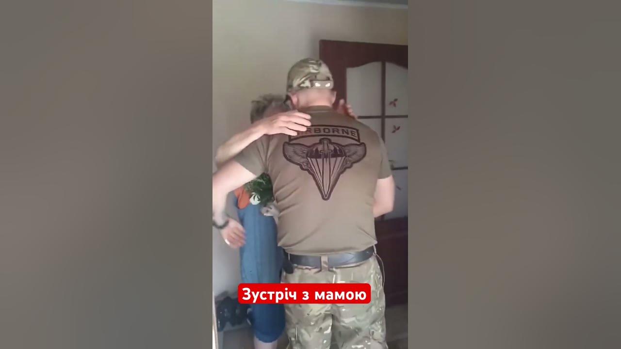 Син-військовий приїхав з квітами до мами #ukraine #зсу - YouTube