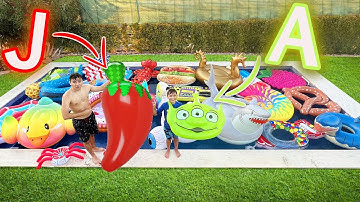 ON REMPLIT LA PISCINE DE GONFLABLES DANS L