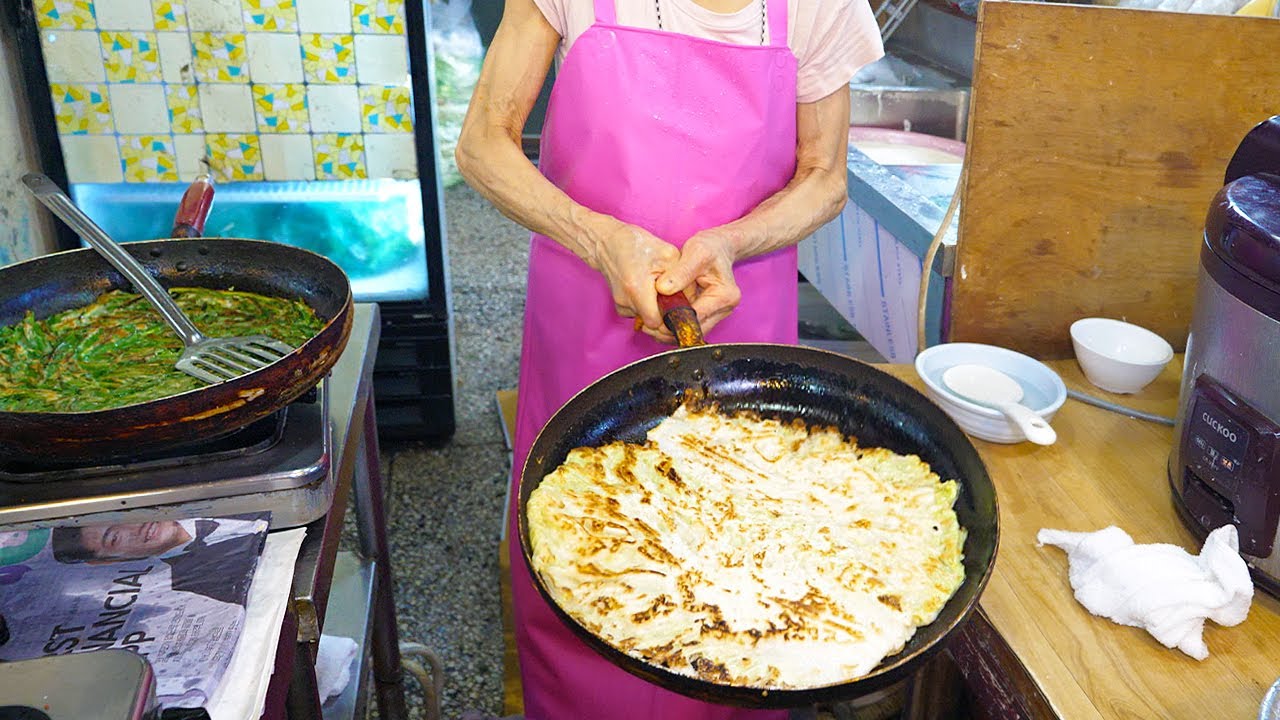 부추전이 날아다닌다?! 맨손 부침개 달인이 만드는 놀라운 부침개 만들기 #shorts - Leek Pancake master's amazing pancake making 