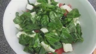 Салат с моцареллой, помидорами, рукколой и базиликом. Салат с моцареллой, помидорами, рукколой и базиликом.