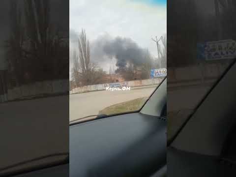 В районе бывшего завода ЖРК в Керчи сильный пожар