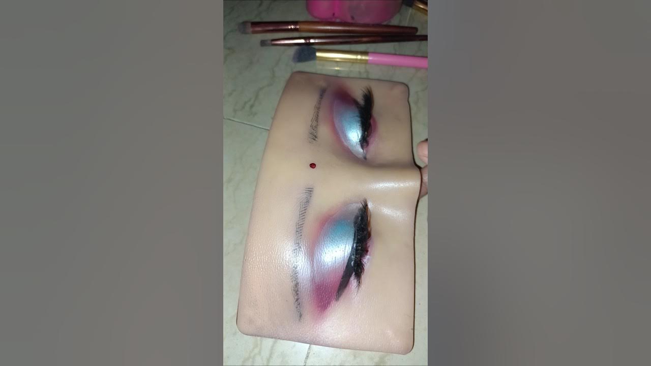 Blue pink shimmer eyelook. Creative eye look tutorial. Creative makeup