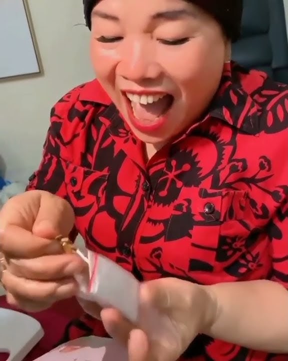 Vanessa Angel kasih Hadiah gelang emas ke Oma Dewi ( Mama mertua tersayang)