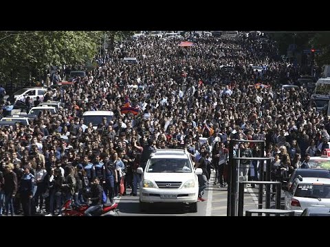 Ermenistan Başbakanı Serj Sarkisyan baskılara dayanamadı