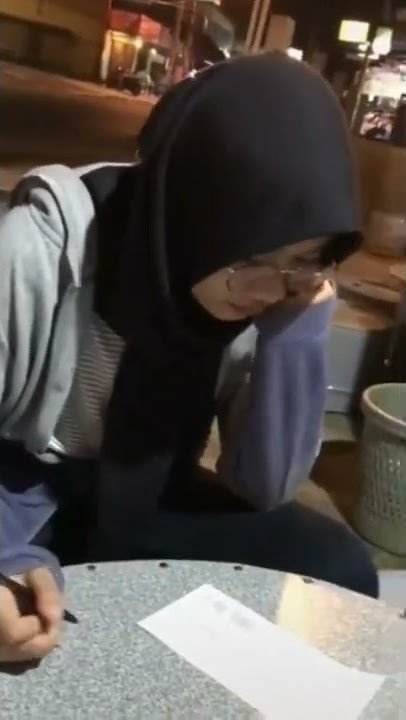halu lagi makan bareng pacar
