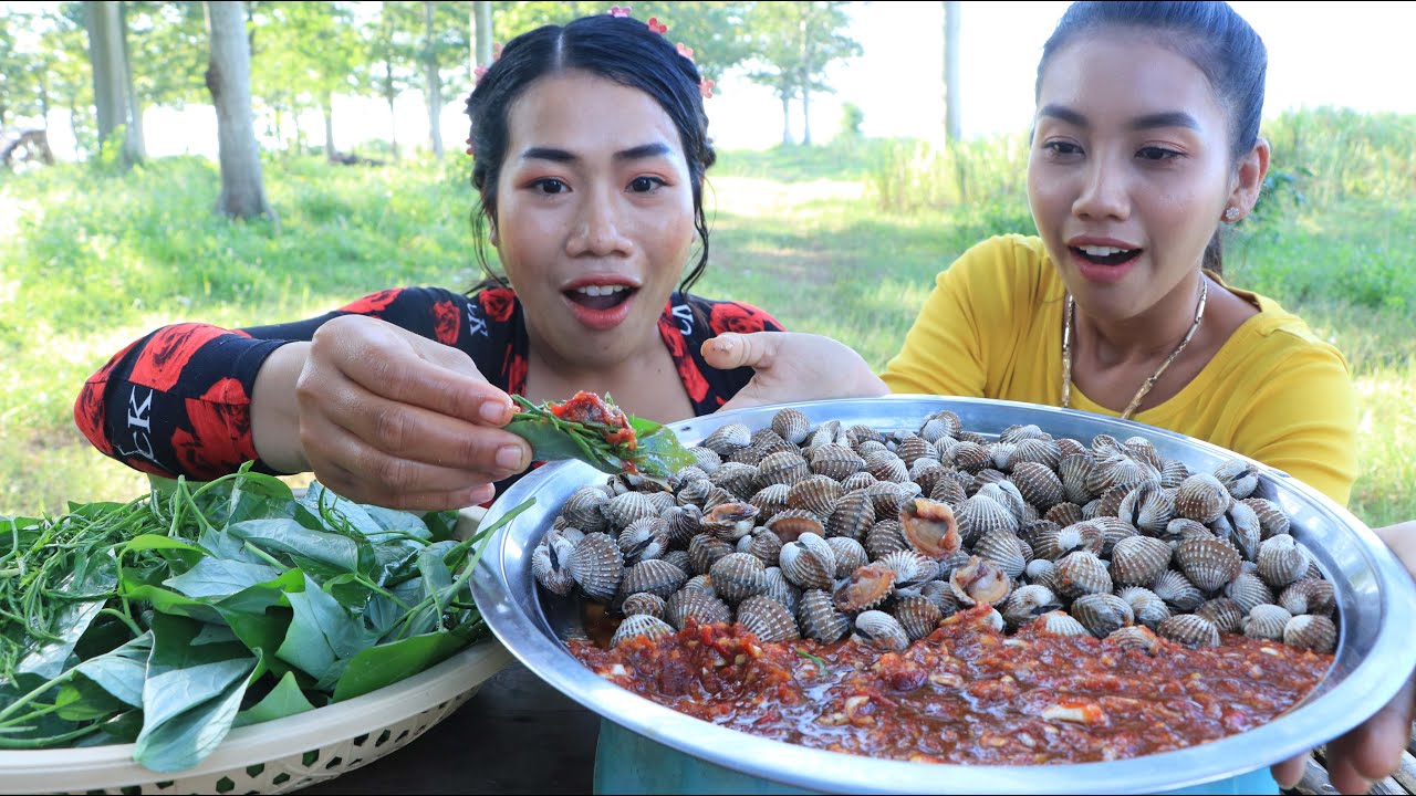 Cooking and eating Cockle with chili sauce and vegetable recipe - YouTube