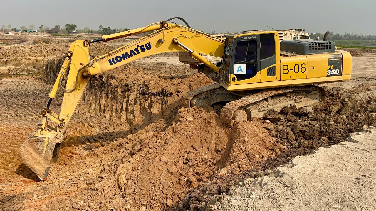 KOMATSU PC350-8M0 B-06 บ.บ้านสวนลิปน้อยก่อสร้าง จำกัด กำลังขุดลอกอ่างเก็บน้ำแก่งน้ำต้อนขอนแก่น