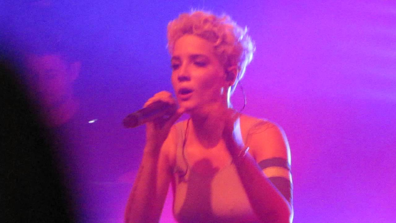 Halsey performs Justin Bieber's 