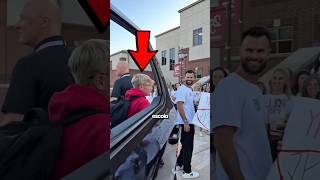 Ele Teve Que Beijar A Mãe Na Frente De Todos Na Escola