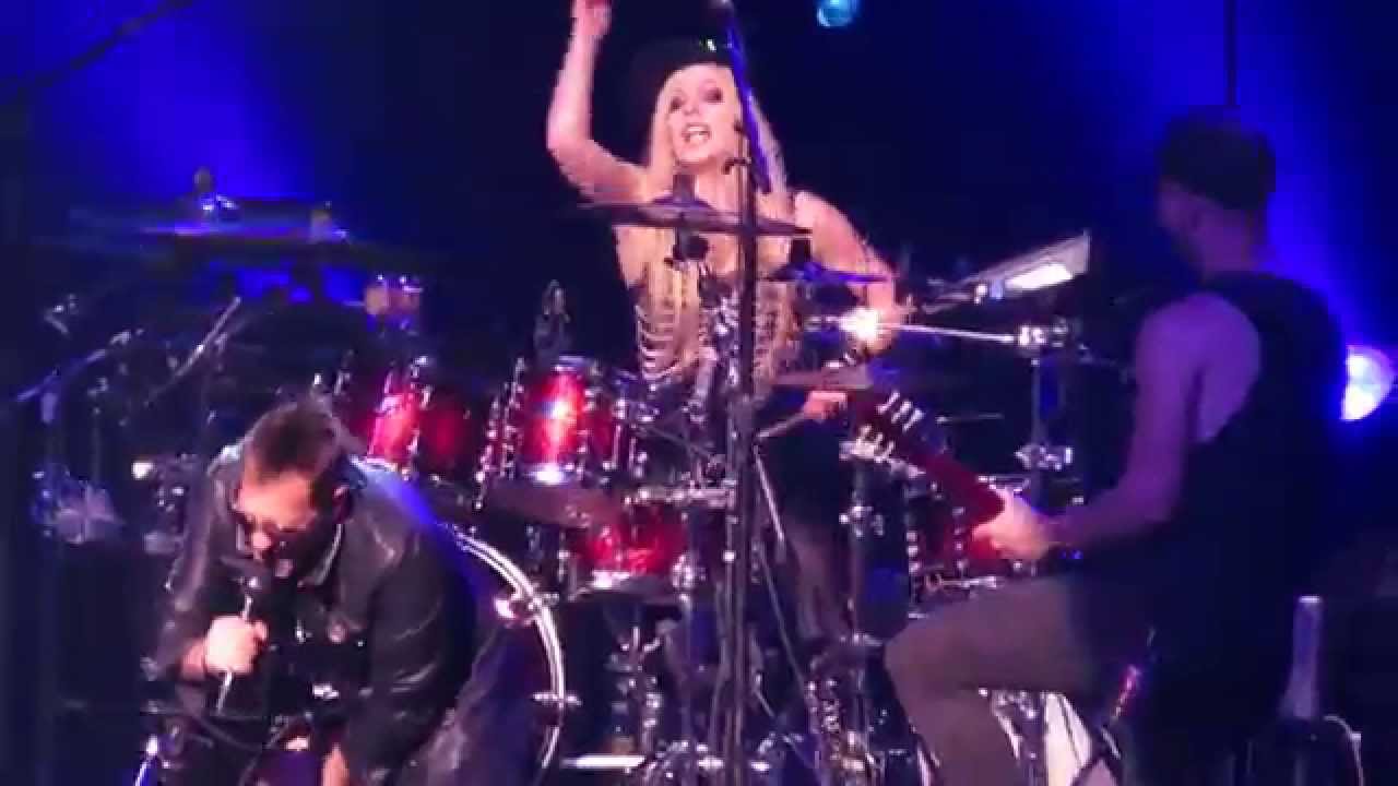 Avril Lavigne playing drums really good Live 2014 at Foxwoods Resort Casino