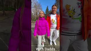 🤯 Singuri cu mașina ELECTRICĂ în parc 😂 Dad vs Mom by electric CAR in the amusement park #shorts