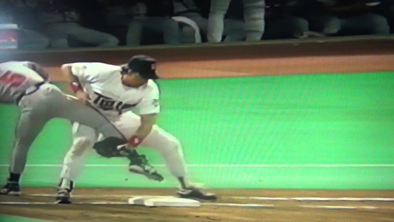Kent Hrbek and Ron Gant tangled at 1st base in the World Series 30