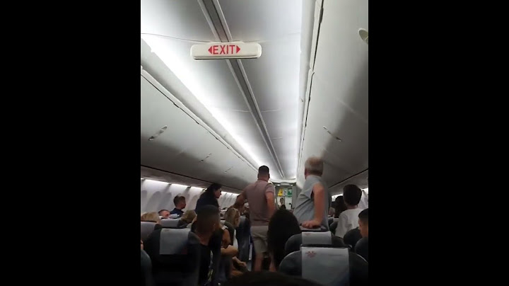 U avionu je došlo do komešanja, putnici su pokušali da urazume ženu da se veže kako bi avion poleteo