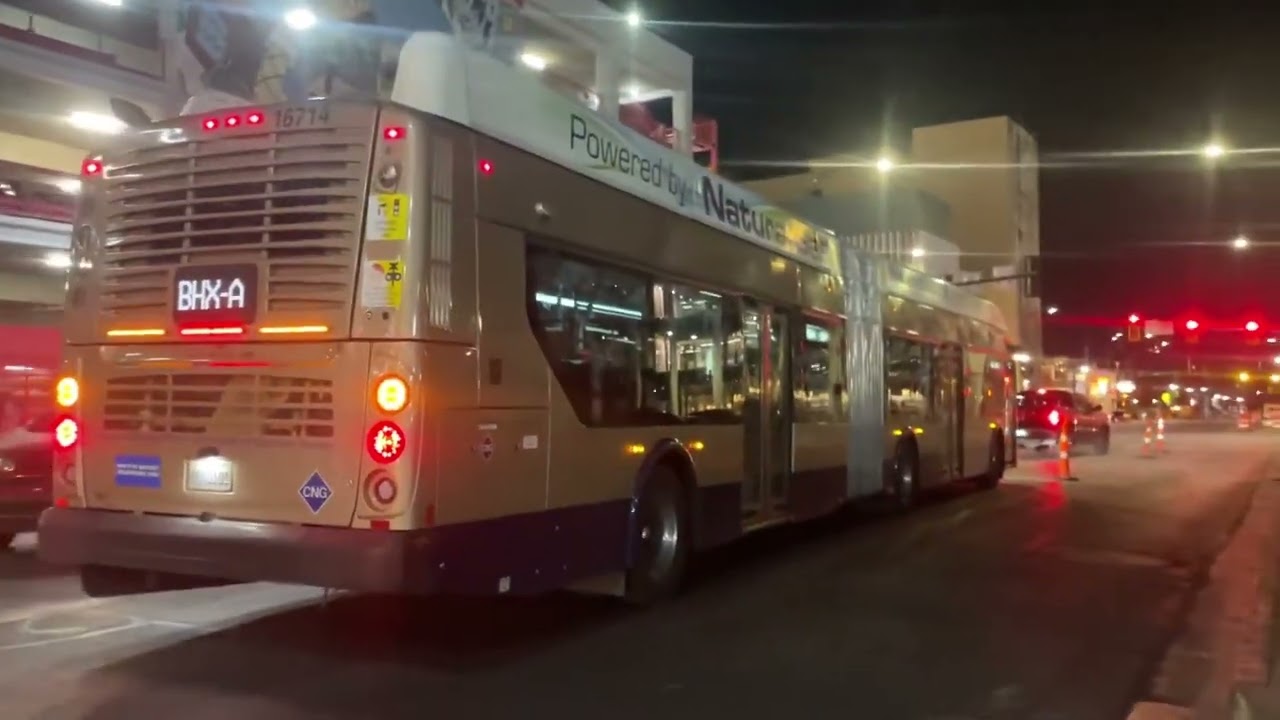 RTC Las Vegas: Southbound 2016 New Flyer Xcelsior XN60 Artic CNG