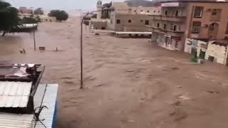 عمان تغرق ! سيول جارفة تقتحم البيوت وتجرف السيارات في سدح محافظة ظفار و صلالة