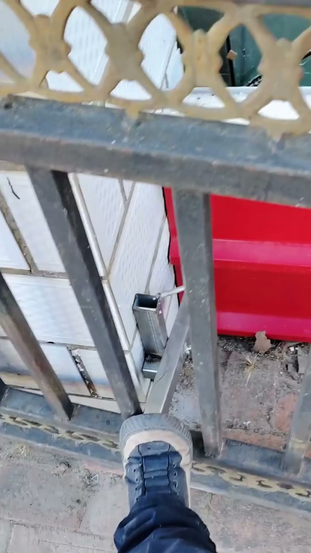Courtyard iron door fixed lock- Good tools and machinery make work easy
