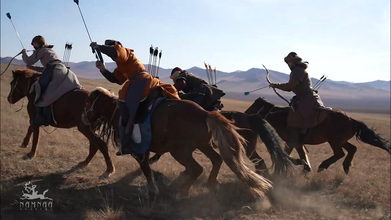 Riding round. Traditional Mongolian Cavalry performing horseback Archery. Монгольский конный лучник. Монголия лошади. Монгольская кавалерия с луком.