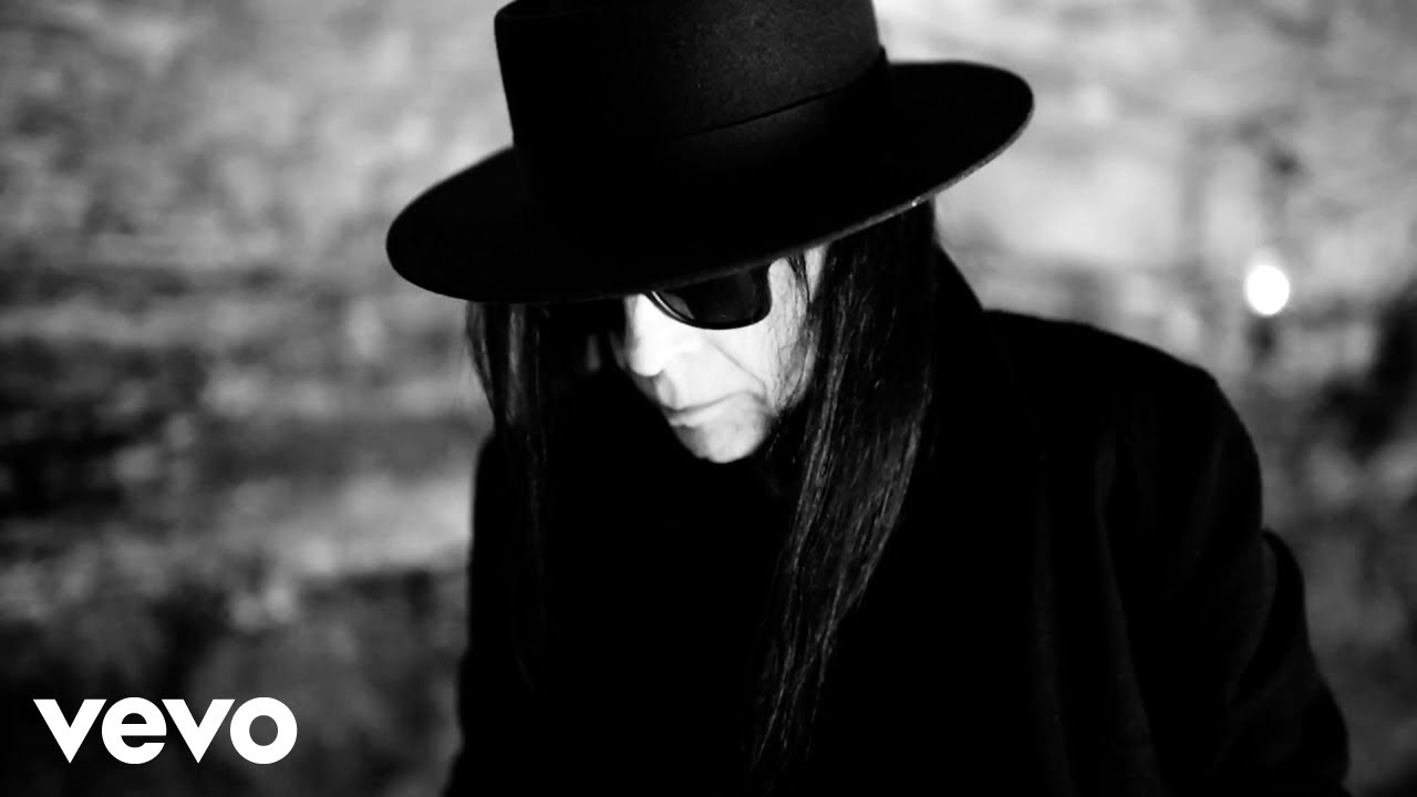 ⁣Mick Mars - Undone