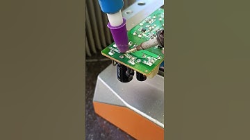 He Replaced the damaged electrolytic capacitor that had swollen #capasitor #desoldering #Repair