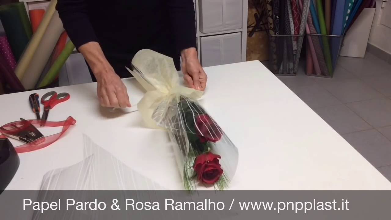 how to wrap a single rose in paper - Google 搜索  Diy bridesmaid gifts, How  to wrap flowers, Diy flowers