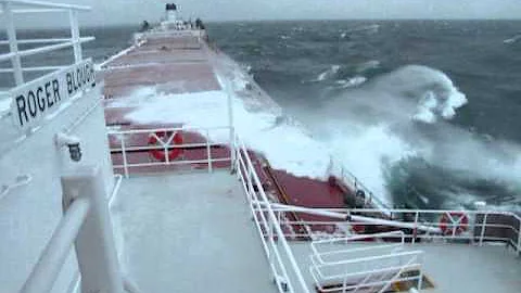 Great Lakes Freighter Roger Blough in Heavy Seas o...