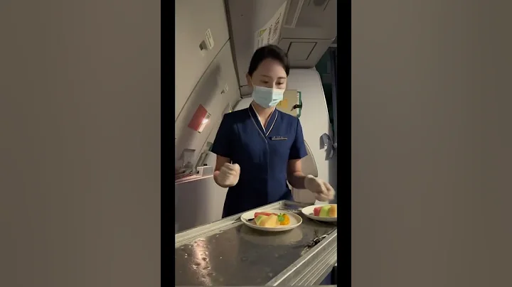 飞机上的餐是空姐做的吗？ - 天天要闻