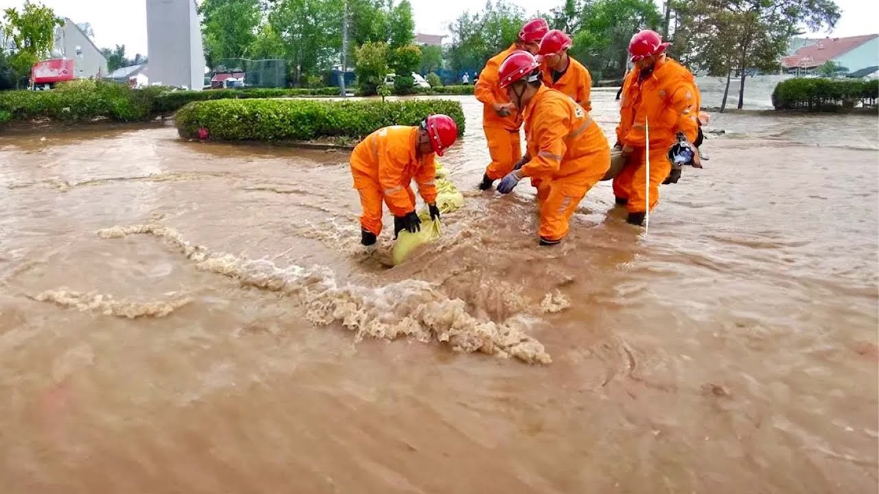 5-Emergency Drain Unclogging Clearing Flooded Streets After Heavy Rain ...