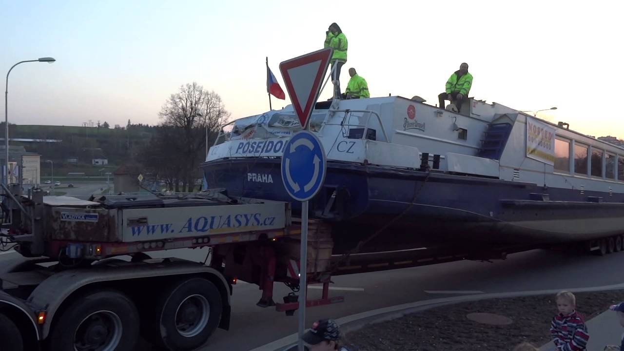 Průjezd lodi Poseidon ve Velkém Meziříčí