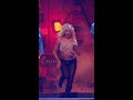 #VMAs で「Tears」をパフォーマンスしたサブリナ・カーペンター、ステージ上にまさか雨が降るなんて！😯💧