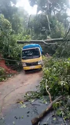 Perjuangan menerobos longsor dan banjir #reels #pejuangrupiah #storywa