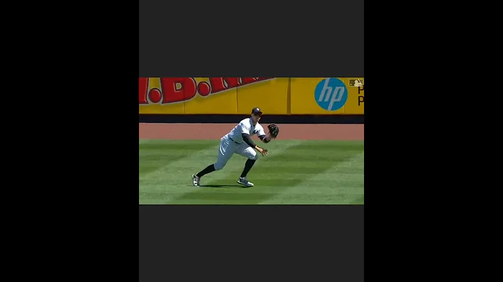 Aaron Judge using all 6'7 Give this man a Gold Glove!!!!!! #Baseball #shorts