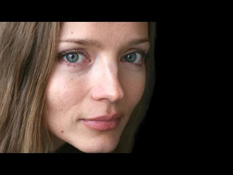 ЭТОТ ФИЛЬМ ОКУТАН ТЕПЛОТОЙ И ЛЮБОВЬЮ...НЕ КАЖДАЯ РЕШИТСЯ НА ТАКОЕ...ЗАХОЧЕТСЯ ДОБРОТЫ -СМОТРИТЕ ЕГО!