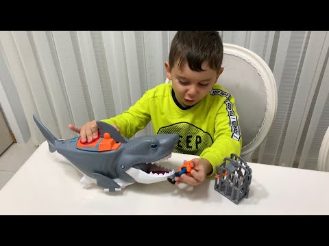 Yusuf imaginext shark çılgın köpek balığı oyuncağıyla oynuyor🤩 Balık dalgıçı yutsa da kurtuluyor😂