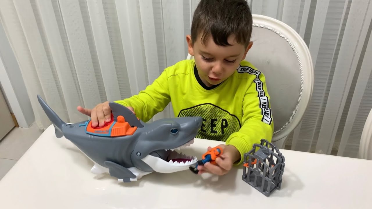 Yusuf Imaginext Shark Cilgin Kopek Baligi Oyuncagiyla Oynuyor Balik Dalgici Yutsa Da Kurtuluyor Youtube