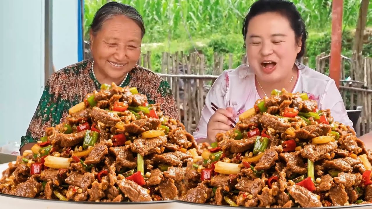 今天丹丹做了超级下饭的小炒黄牛肉，肉质鲜嫩香辣入味！婆婆闻一下直接被辣哭！【胖手手丹丹】