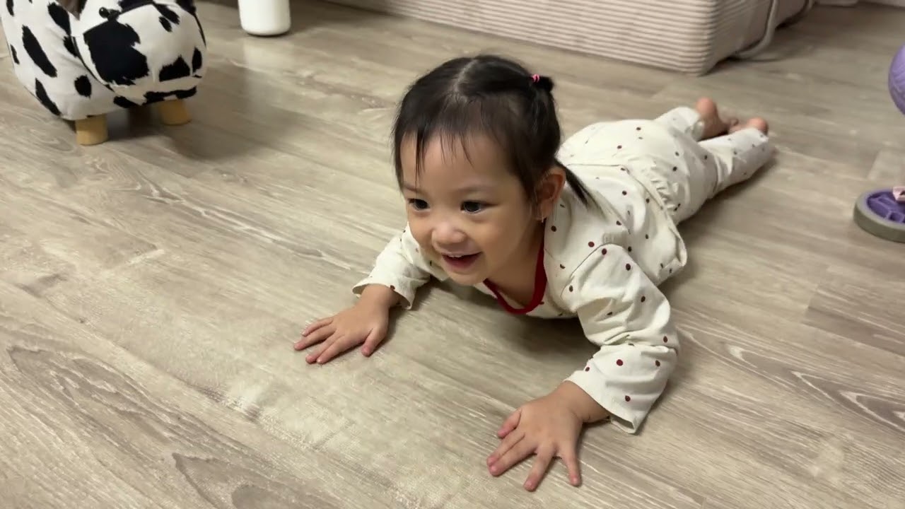 Ông ngoại làm cướp hù bé San San 😂