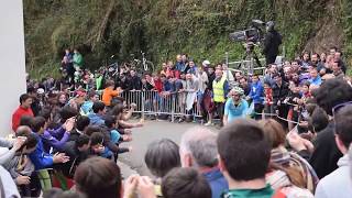 Download Lagu 👏 Muro de Aia. AFICIÓN vasca en el Vuelta al País Vasco 2015 (Etapa 5: Eibar-Aia). ⚠HARD CLIMB! MP3 Download Lagu 👏 Muro de Aia. AFICIÓN vasca en el Vuelta al País Vasco 2015 (Etapa 5: Eibar-Aia). ⚠HARD CLIMB! MP3