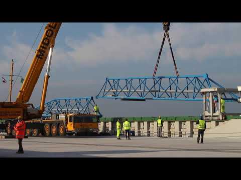 Arrivo alla Piattaforma Logistica di Trieste della prima gru