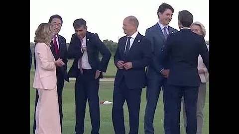 七國集團領導人觀看義大利傘兵舉各國國旗跳傘表演 - 天天要聞