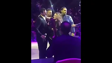 فيديو كاظم الساهر ي نق ذ معجبة على المسرح 