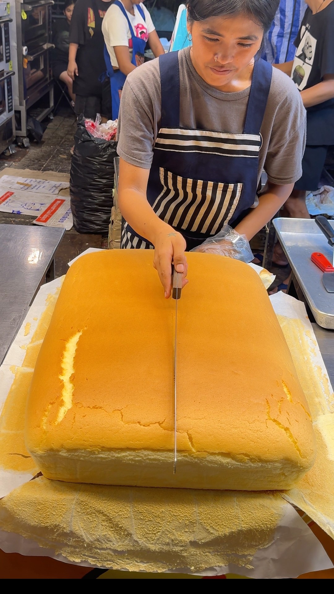 Original Giant jiggly Castella Cake Cutting