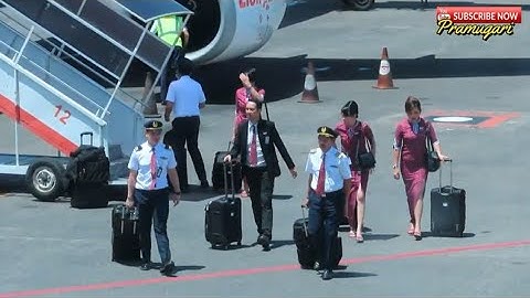 Pergantian Crew Pramugari cantik dan Pilot Pesawat di Bandara Soekarno Hatta