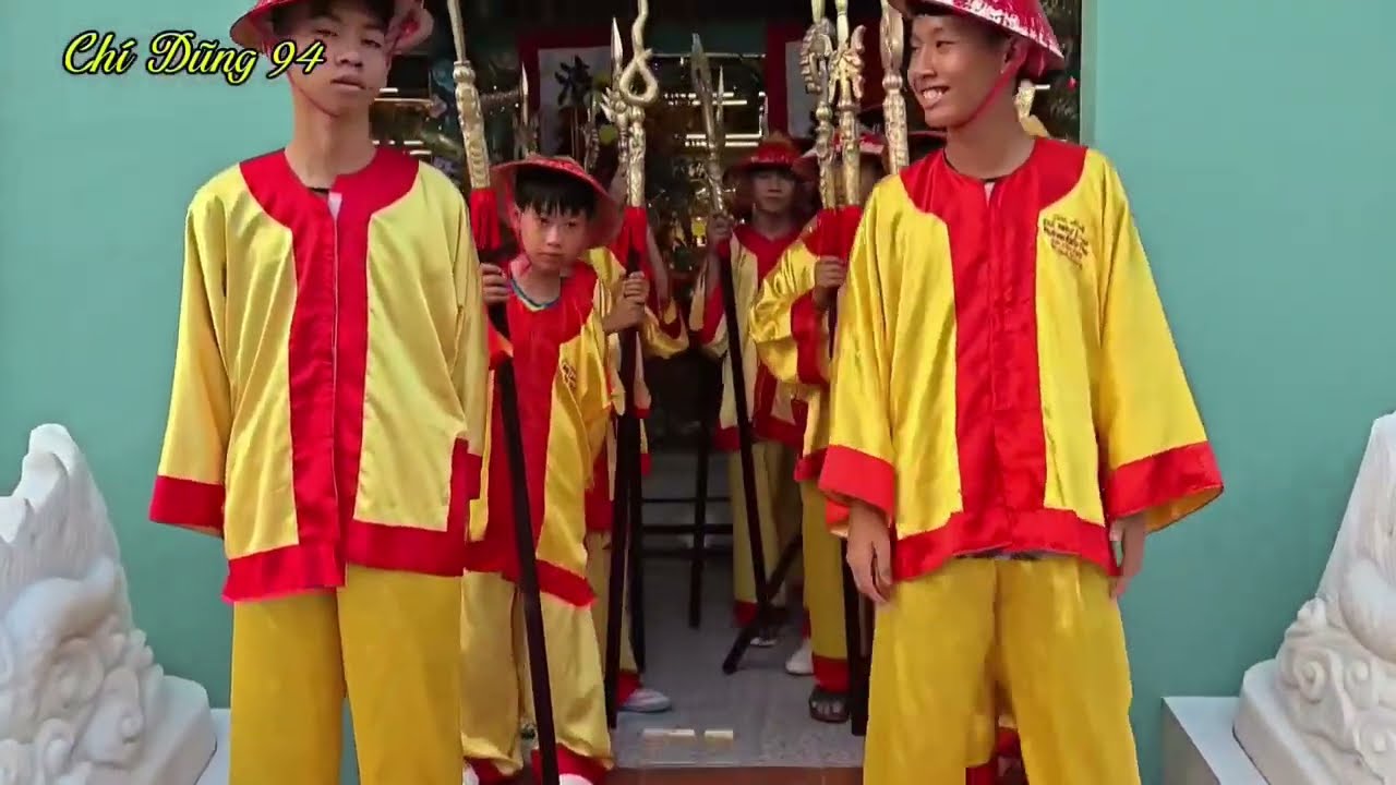 #  Đình Thần Vĩnh Mỹ vui nhộn với trò chơi đập heo đất