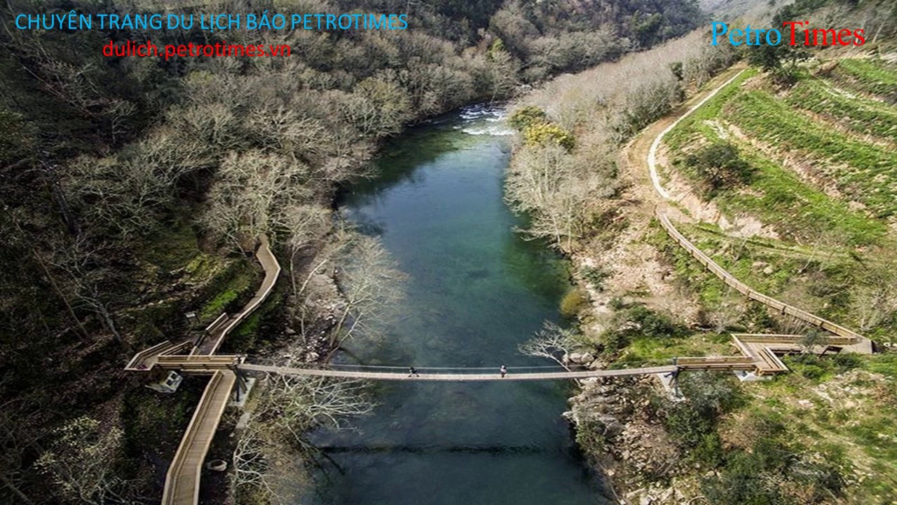 Báo PetroTimes - Du lịch | Độc đáo lối đi bộ bằng gỗ lên đỉnh núi ở Bồ Đào Nha