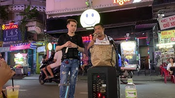 Trần Quang Hùng nhường sân cho người a khuyết tật hát để mọi người ủng hộ có tiền về quê