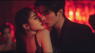 картинка: В день свадьбы вижу измену мужа, бегу, он прижимает к стене, рука на груди, шепчет — без сил.