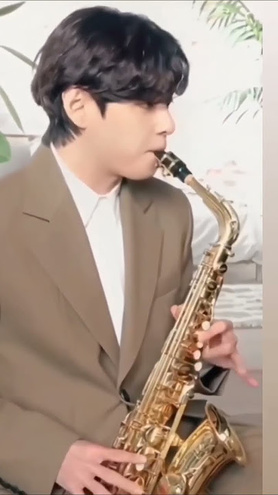 Taehyung playing the saxophone is very well 🐻🎷🥹🫶🏻❤️#bts #kimtaehyung #taehyung #btstaehyung #taetae